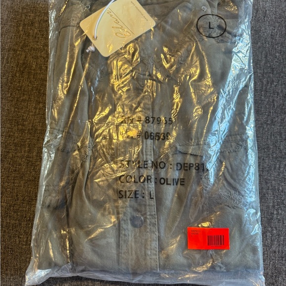 NWT- Size L Elan Olive Utility Jacket with Bold Back Print - Picture 6 of 6